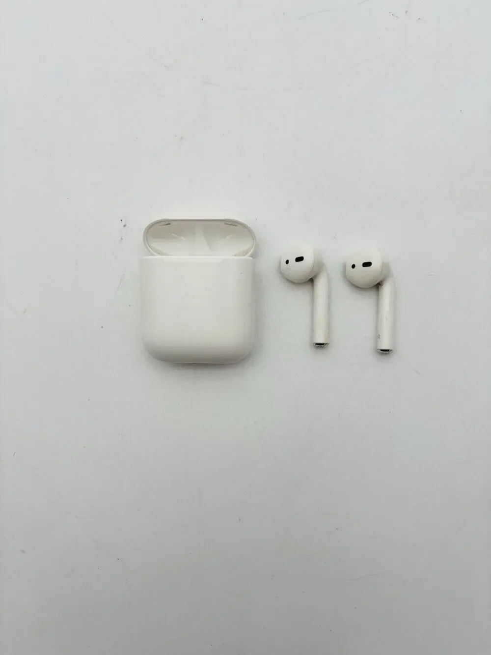 2 Right Side Apple AirPods 2nd Generation Earbuds And Case For Parts And Repair